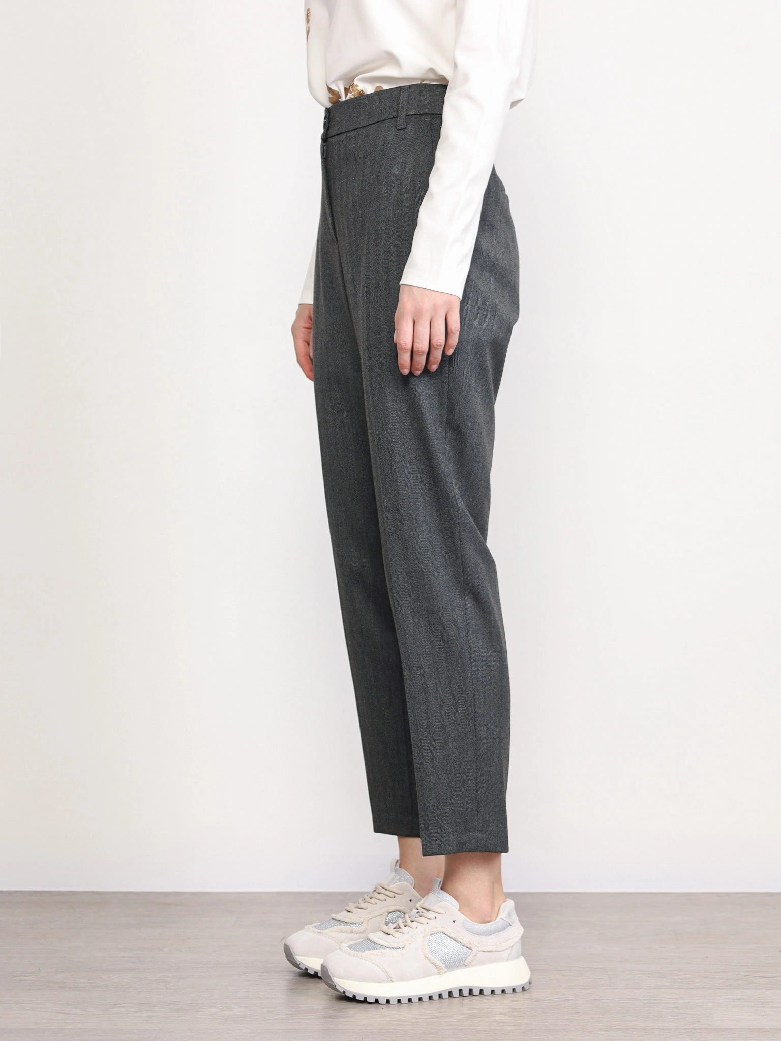 Брюки серого цвета прямого кроя